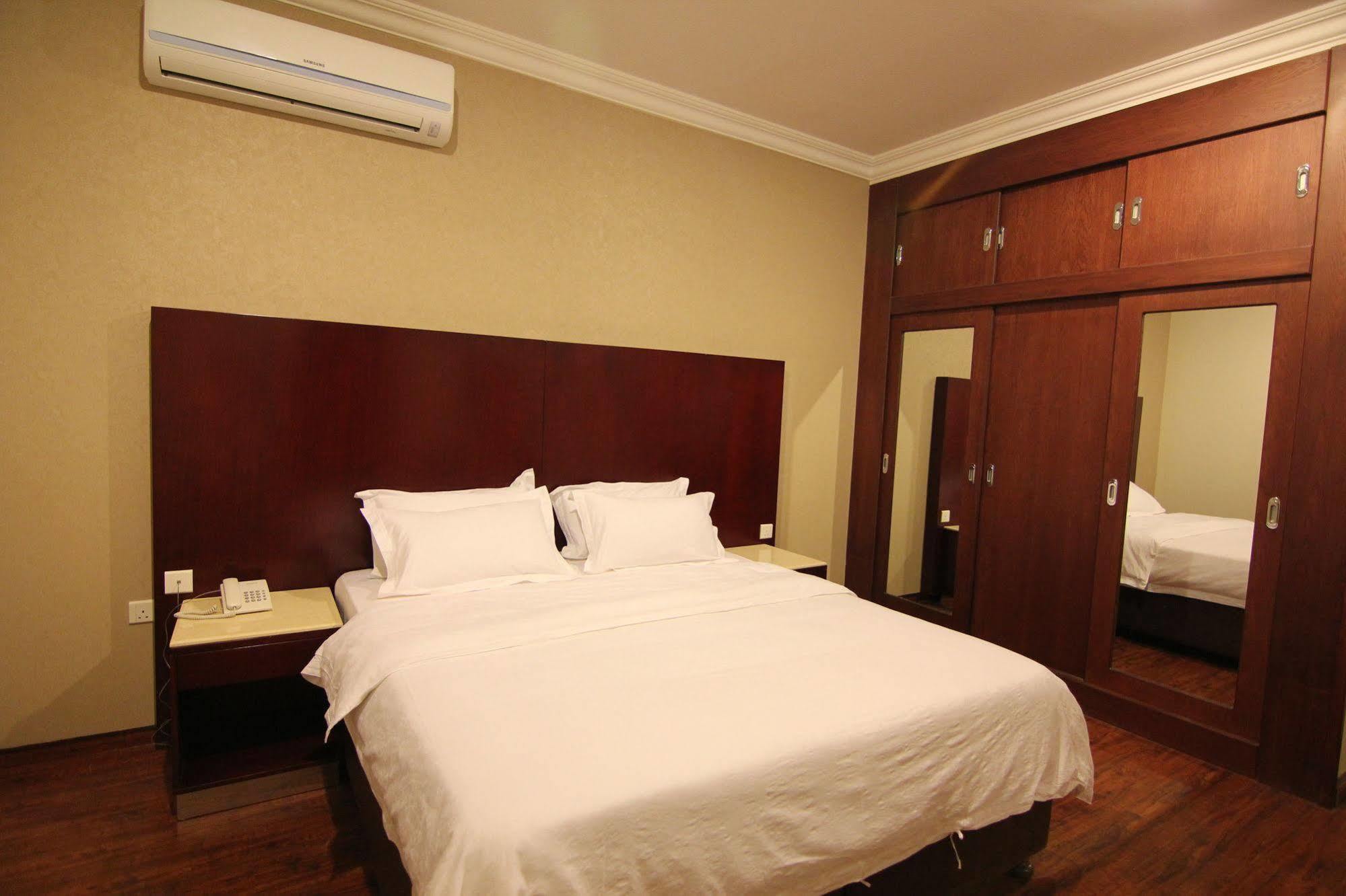 Flora Hotel Suites Эр-Рияд Экстерьер фото